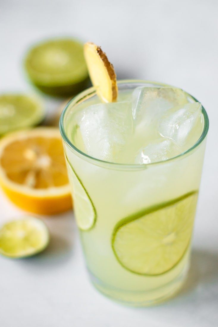 Drink with slices of lime and ginger.