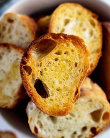 a bowl full of crostini slices
