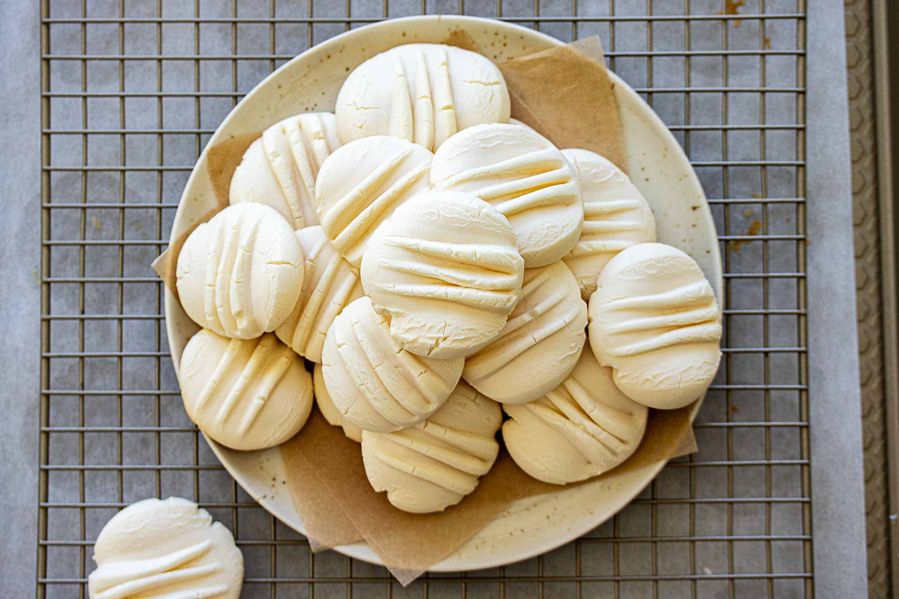 A plate of cornstarch cookies.