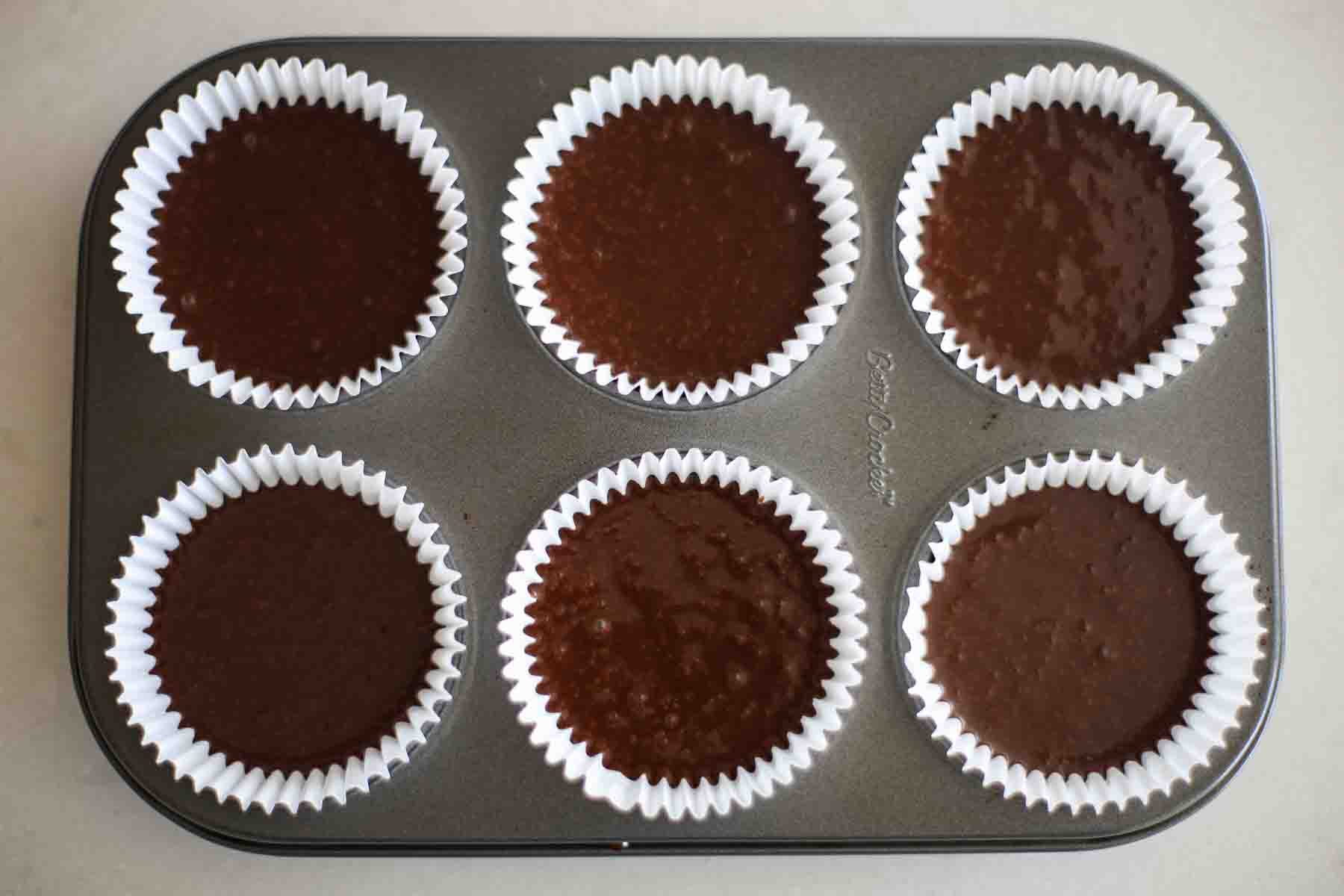 Cupcake papena cans full of batter.